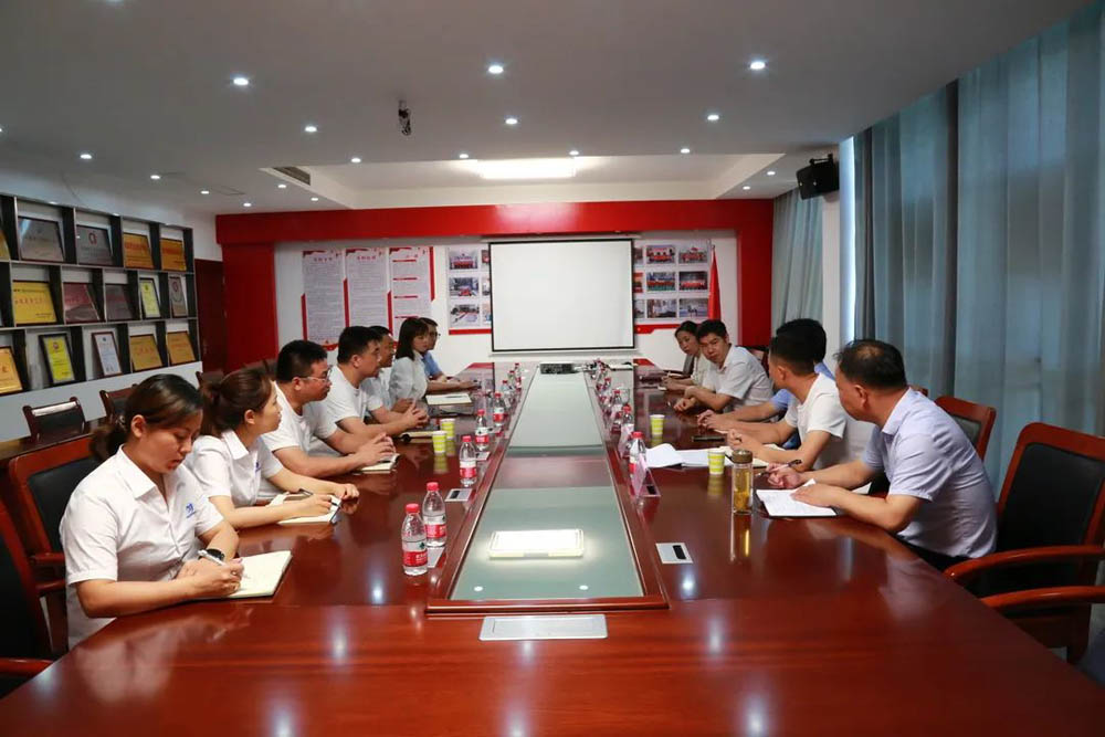 El líder del distrito Zheng Zhi y su grupo vinieron a intercambiar orientación